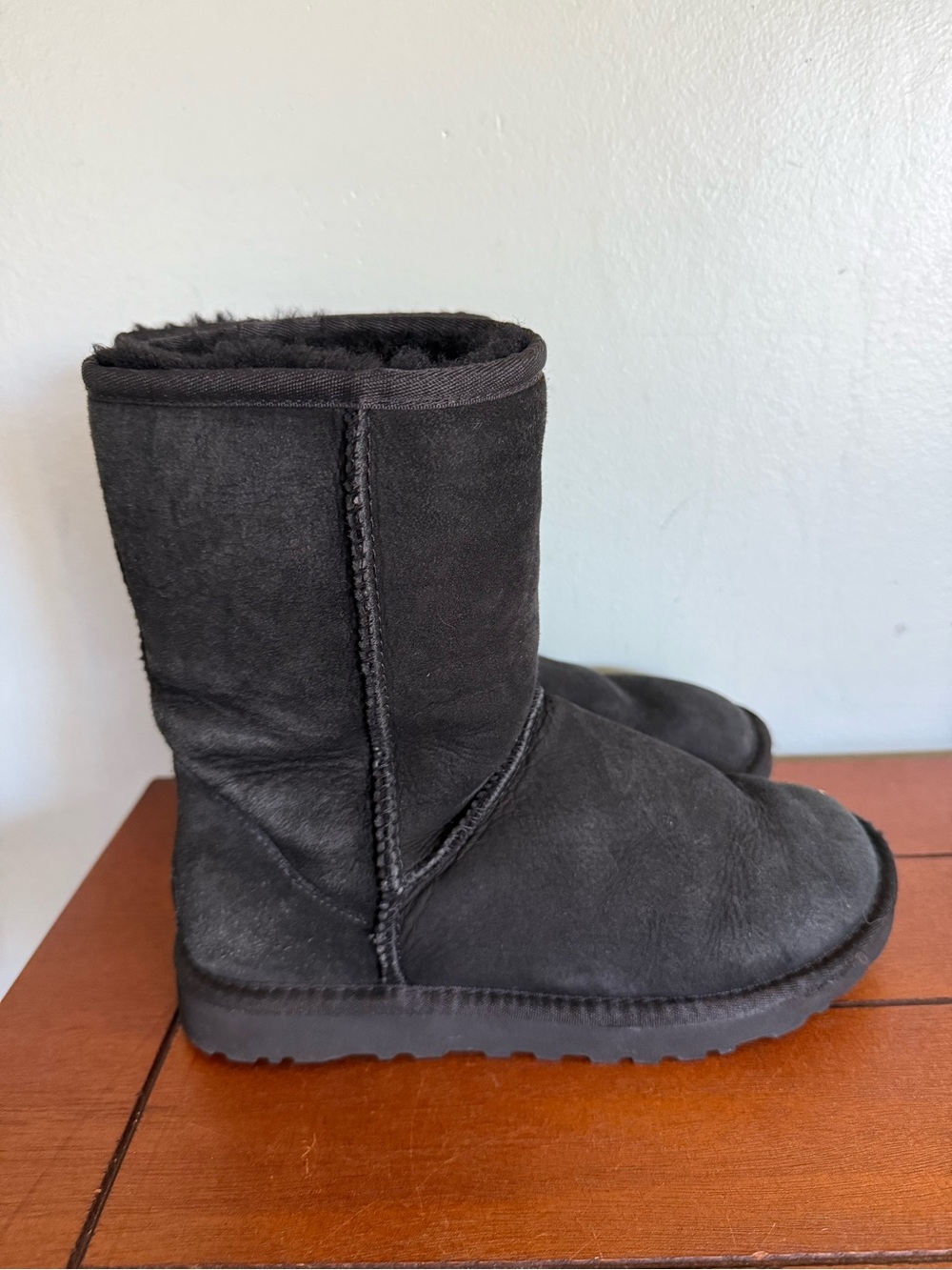 UGG Women’s Classic Short Black Sheepskin Lining Boots Size 5